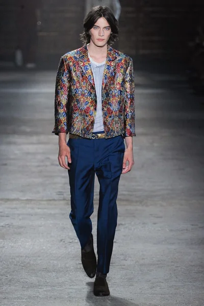 Look 15